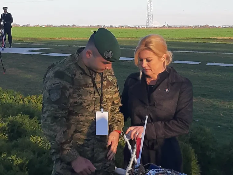 Predsjednica položila Zenge na Ovčari pa iznenadila gestom prema vojniku
