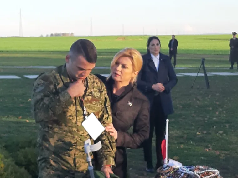 Predsjednica položila Zenge na Ovčari pa iznenadila gestom prema vojniku