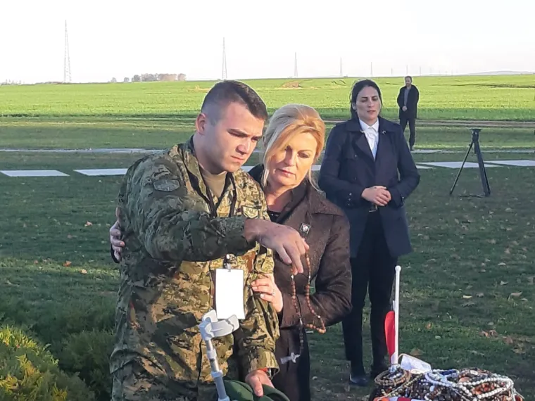 Predsjednica položila Zenge na Ovčari pa iznenadila gestom prema vojniku