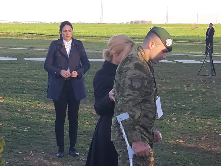 Predsjednica položila Zenge na Ovčari pa iznenadila gestom prema vojniku