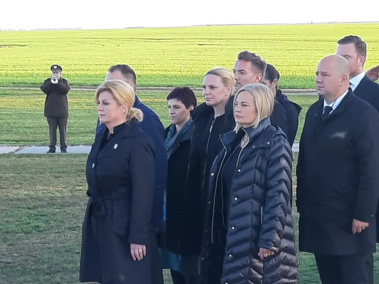 Predsjednica položila Zenge na Ovčari pa iznenadila gestom prema vojniku