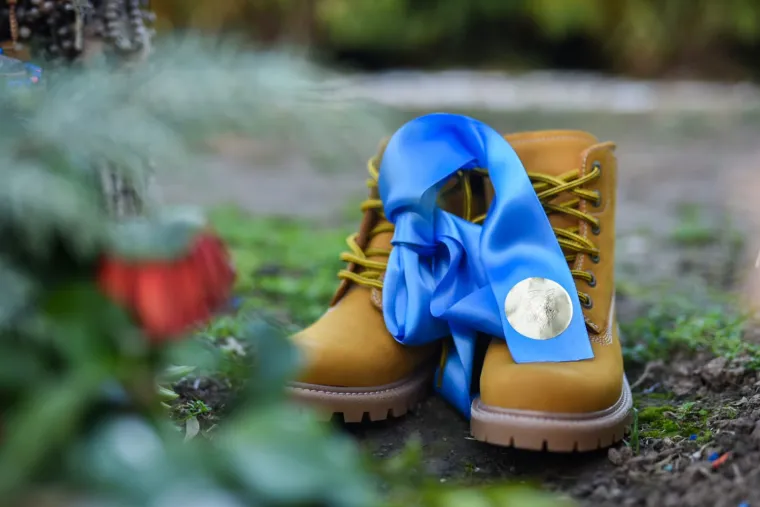 Predsjednica položila Zenge na Ovčari pa iznenadila gestom prema vojniku