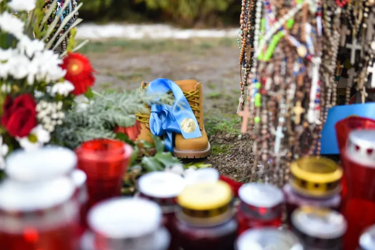 Predsjednica položila Zenge na Ovčari pa iznenadila gestom prema vojniku