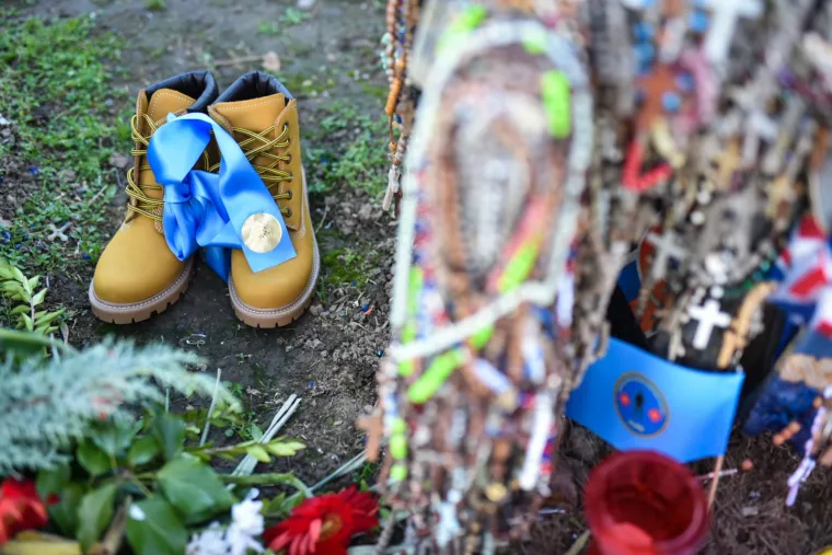 Predsjednica položila Zenge na Ovčari pa iznenadila gestom prema vojniku