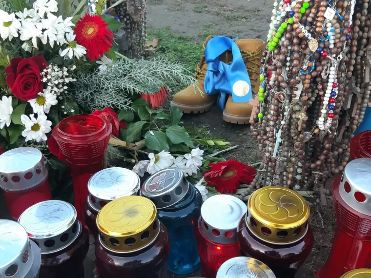 Predsjednica položila Zenge na Ovčari pa iznenadila gestom prema vojniku