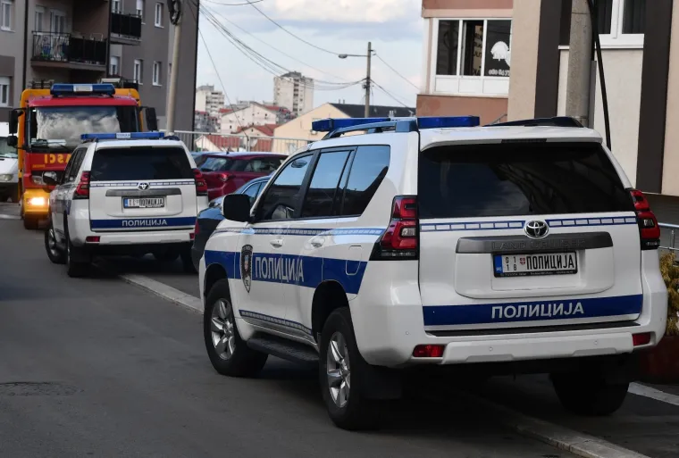 Posvađao se sa ženom: Rastrojeni policajac se zaključao u stan i prijeti da će pucati
