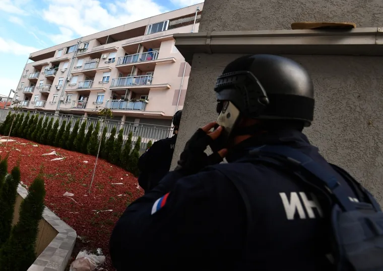 Posvađao se sa ženom: Rastrojeni policajac se zaključao u stan i prijeti da će pucati