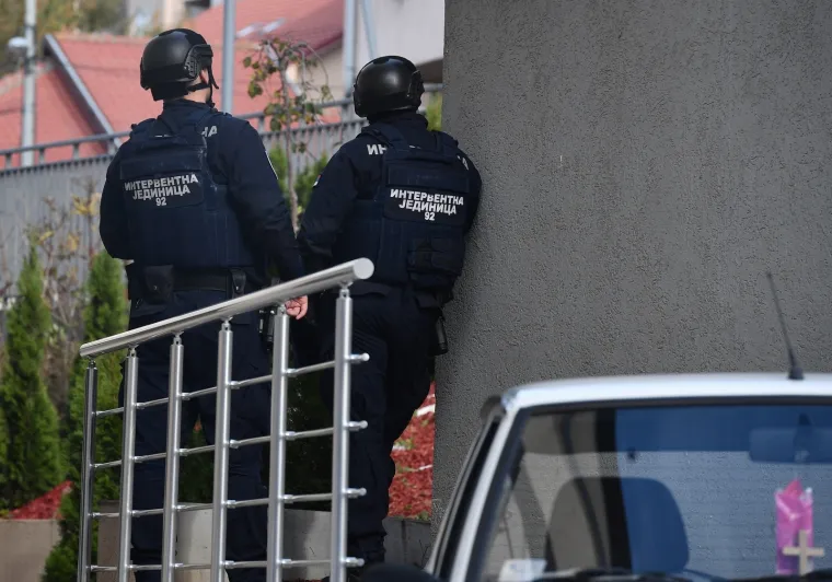 Posvađao se sa ženom: Rastrojeni policajac se zaključao u stan i prijeti da će pucati