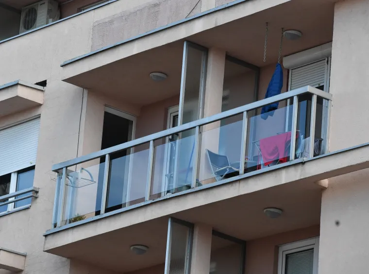 Posvađao se sa ženom: Rastrojeni policajac se zaključao u stan i prijeti da će pucati