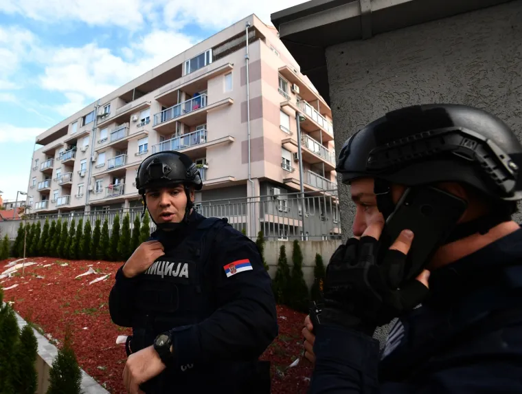 Posvađao se sa ženom: Rastrojeni policajac se zaključao u stan i prijeti da će pucati