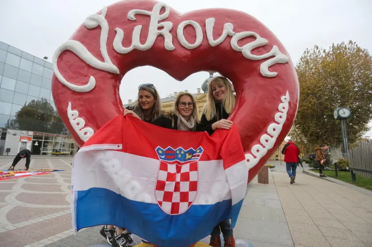 KOLONA SJEĆANJA NA VUKOVARSKE ŽRTVE: Od bolnice do memorijalnog groblja hodali brojni građani i državni vrh