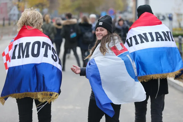 KOLONA SJEĆANJA NA VUKOVARSKE ŽRTVE: Od bolnice do memorijalnog groblja hodali brojni građani i državni vrh