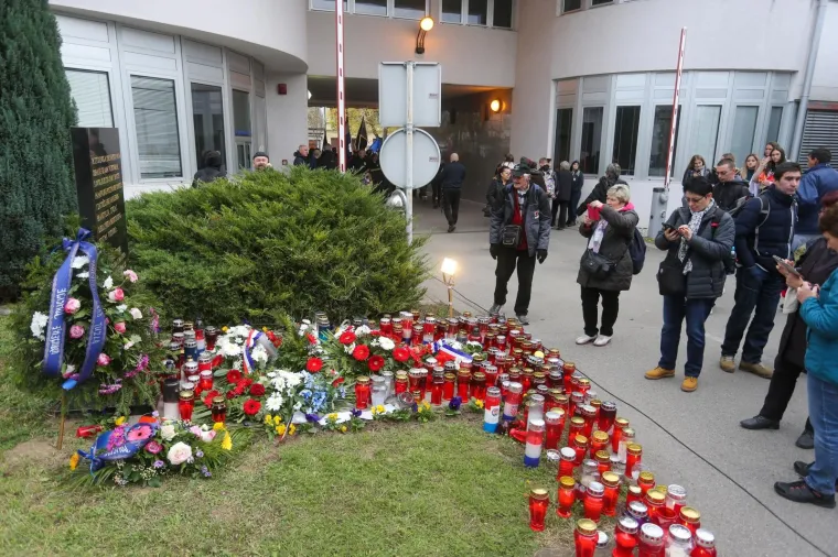 KOLONA SJEĆANJA NA VUKOVARSKE ŽRTVE: Od bolnice do memorijalnog groblja hodali brojni građani i državni vrh