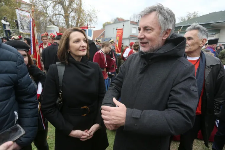 18.11.2019., Vukovar - Dan sjecanja na zrtvu Vukovara 1991.-2019. Kolonom sjecanja od vukovarske bolnice do memorijalnog groblja odaje se pocast Gradu Heroju, njegovoj zrtvi i stanovnicima tog grada. Na Kriznom putu - Koloni sjecanja sudjelovali su hrvatski branitelji s clanovima obitelji poginulih, ubijenih i zatocenih branitelja, drzavni vrh i brojni gradjani. Predsjednicki kandidat Miroslav Skoro sa suprugom  Kim Ann. Photo: Davor Javorovic/PIXSELL