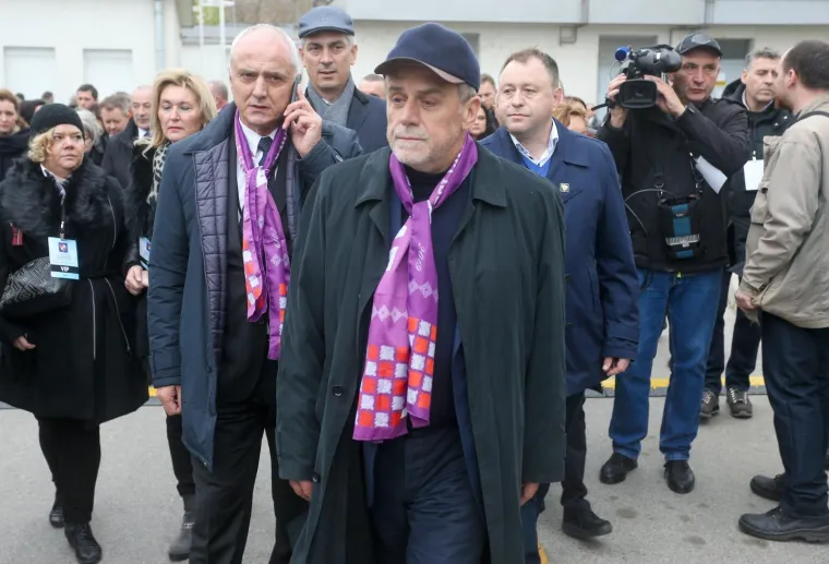 KOLONA SJEĆANJA NA VUKOVARSKE ŽRTVE: Od bolnice do memorijalnog groblja hodali brojni građani i državni vrh