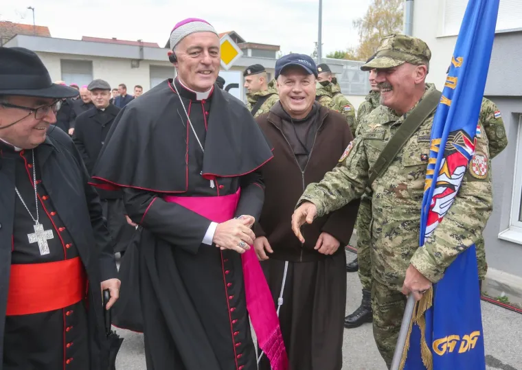 KOLONA SJEĆANJA NA VUKOVARSKE ŽRTVE: Od bolnice do memorijalnog groblja hodali brojni građani i državni vrh