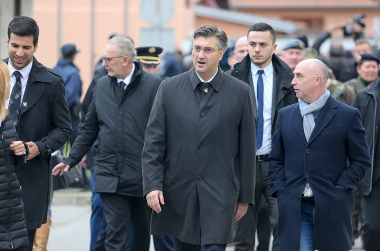 KOLONA SJEĆANJA NA VUKOVARSKE ŽRTVE: Od bolnice do memorijalnog groblja hodali brojni građani i državni vrh