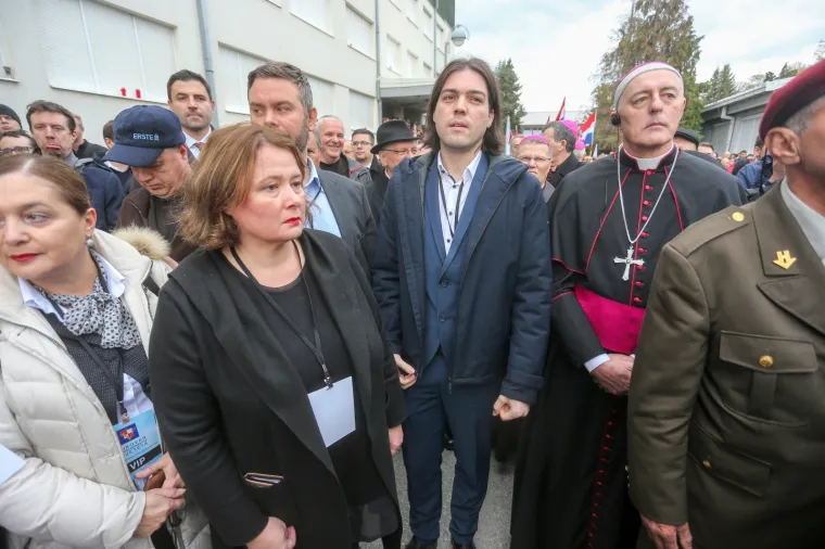 KOLONA SJEĆANJA NA VUKOVARSKE ŽRTVE: Od bolnice do memorijalnog groblja hodali brojni građani i državni vrh