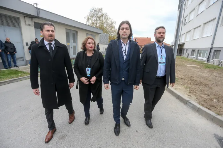 KOLONA SJEĆANJA NA VUKOVARSKE ŽRTVE: Od bolnice do memorijalnog groblja hodali brojni građani i državni vrh