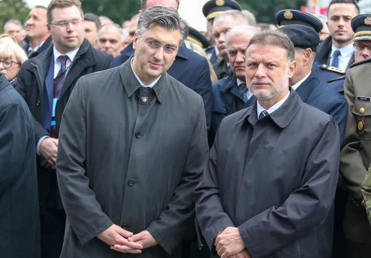 KOLONA SJEĆANJA NA VUKOVARSKE ŽRTVE: Od bolnice do memorijalnog groblja hodali brojni građani i državni vrh