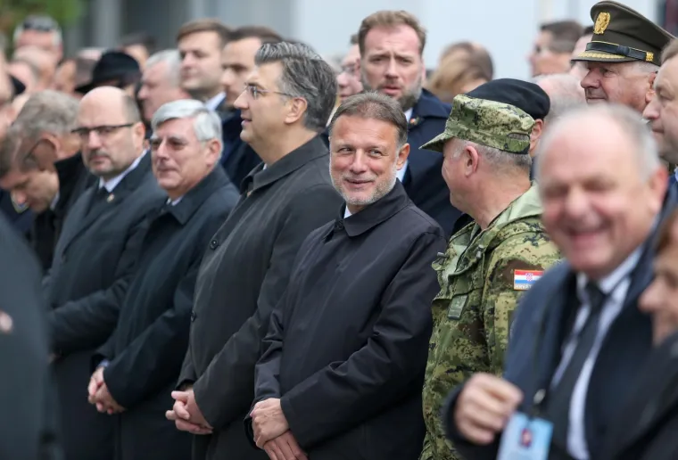 KOLONA SJEĆANJA NA VUKOVARSKE ŽRTVE: Od bolnice do memorijalnog groblja hodali brojni građani i državni vrh