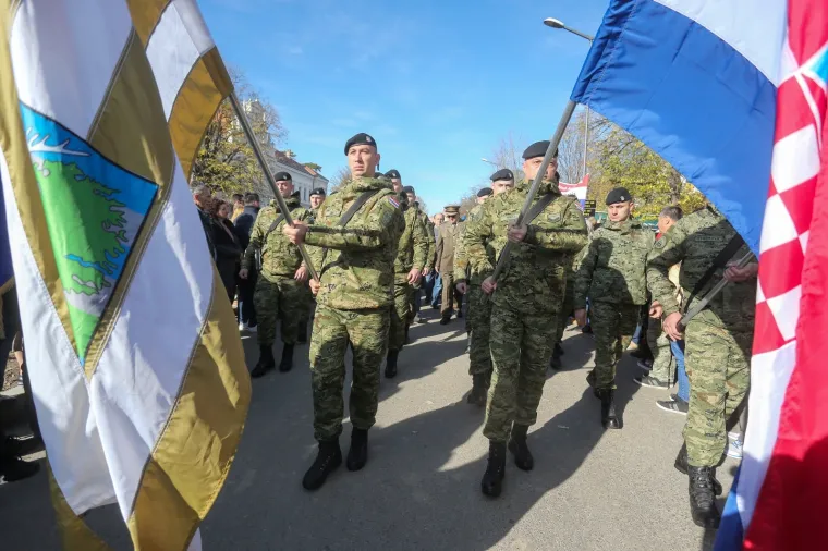 KOLONA SJEĆANJA NA VUKOVARSKE ŽRTVE: Od bolnice do memorijalnog groblja hodali brojni građani i državni vrh
