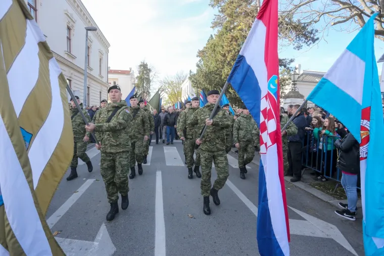 KOLONA SJEĆANJA NA VUKOVARSKE ŽRTVE: Od bolnice do memorijalnog groblja hodali brojni građani i državni vrh