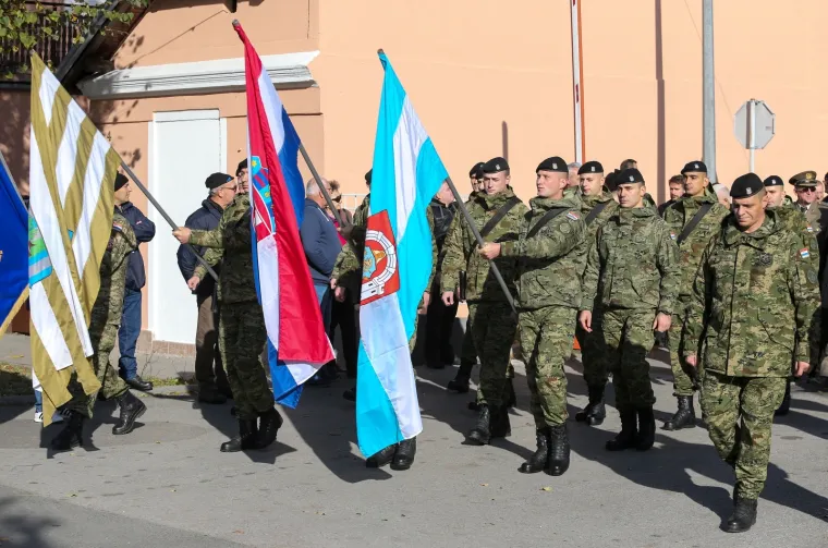 KOLONA SJEĆANJA NA VUKOVARSKE ŽRTVE: Od bolnice do memorijalnog groblja hodali brojni građani i državni vrh
