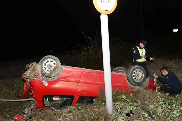 AUTOMOBIL PODLETIO POD VLAK U KLO&Scaron;TRU VOJKOVAČKOM: Jedna osoba je ozlijeđena