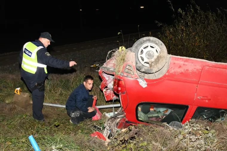 AUTOMOBIL PODLETIO POD VLAK U KLO&Scaron;TRU VOJKOVAČKOM: Jedna osoba je ozlijeđena