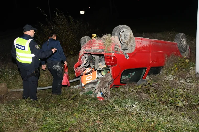 AUTOMOBIL PODLETIO POD VLAK U KLO&Scaron;TRU VOJKOVAČKOM: Jedna osoba je ozlijeđena