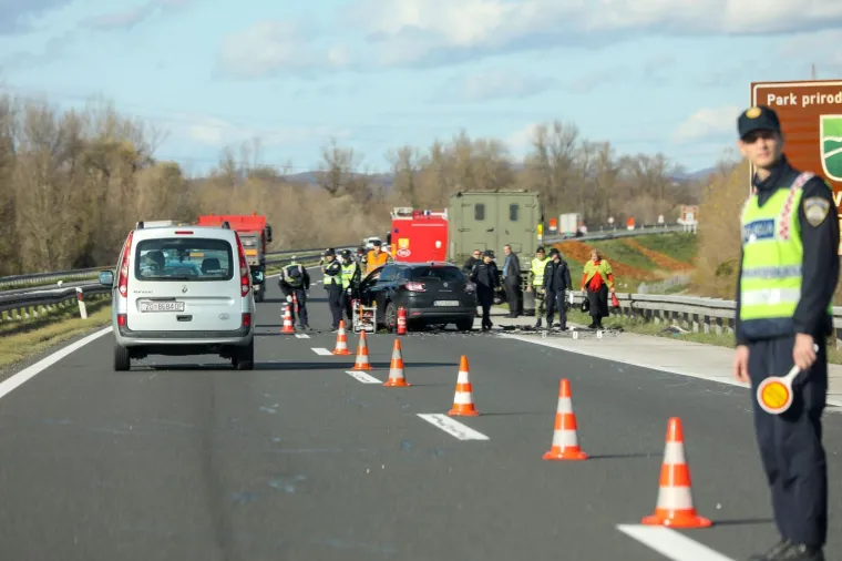 SUDAR VOZILA HRVATSKE VOJSKE I OSOBNOG VOZILA: Jedna osoba je poginula