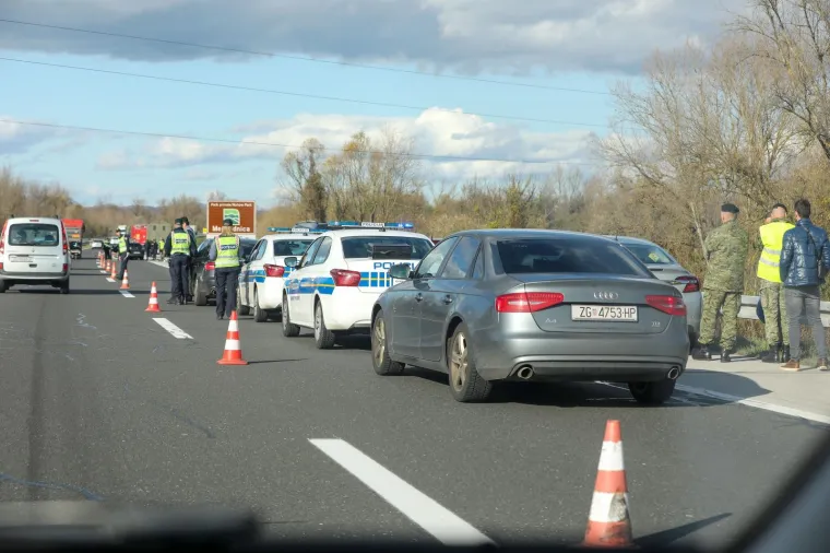 SUDAR VOZILA HRVATSKE VOJSKE I OSOBNOG VOZILA: Jedna osoba je poginula