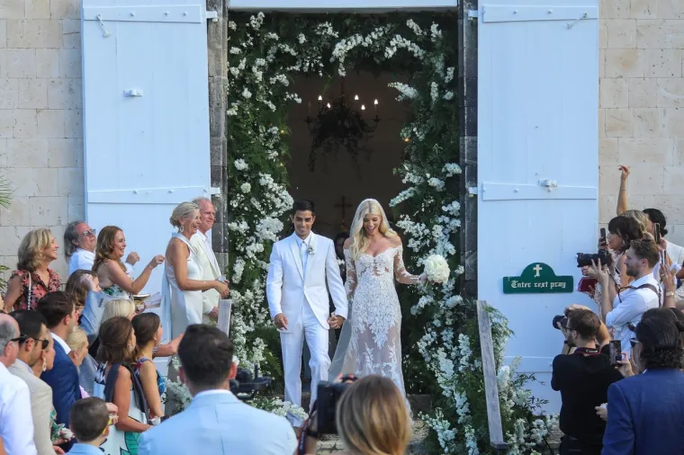Manekenka Devon Windsor udala se za svog dugogodišnjeg dečka Johnnyja Dexa Barbara u St. Bartsu. Foto: Profimedia