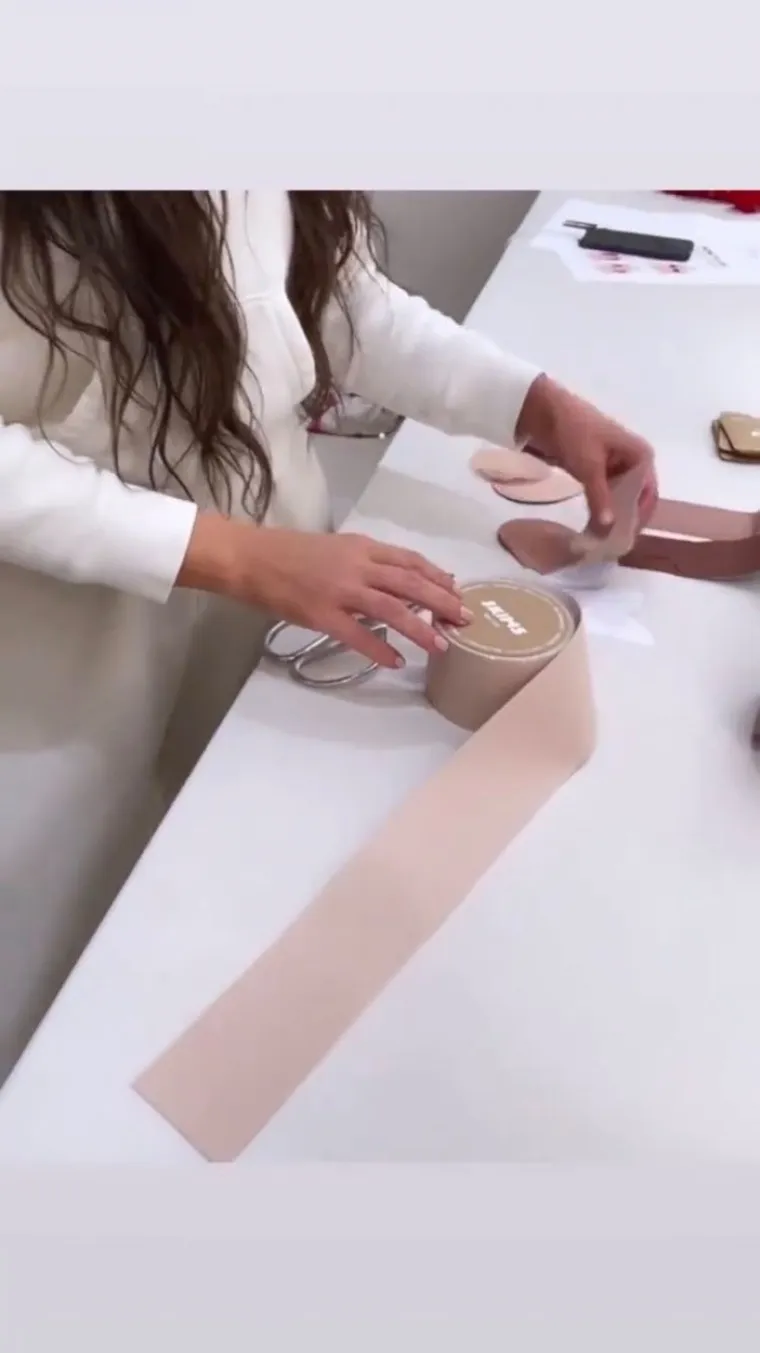 Kim je tako svijetu predstavila samoljepljivu traku za tijelo koja radi upravo ono što su nekada radile industrijske trake iz obližnje željezarije. Foto: BACKGRID / Backgrid UK / Profimedia