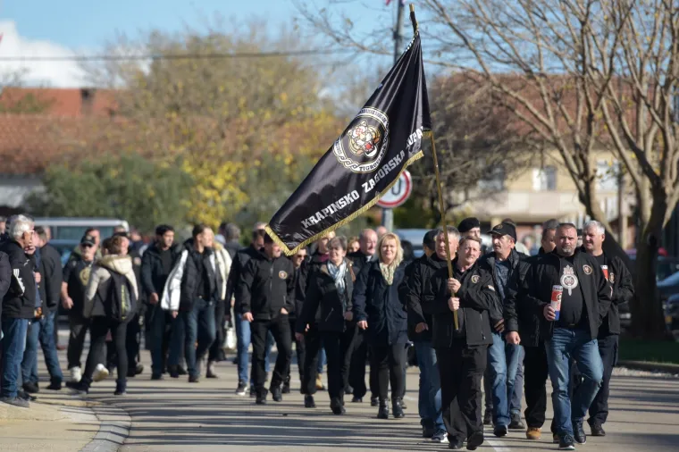 KOLONA SJEĆANJA I U ŠKABRNJI: Na obljetnicu stradavanja hrvatskih branitelja i civila položili vijence i zapalili svijeće