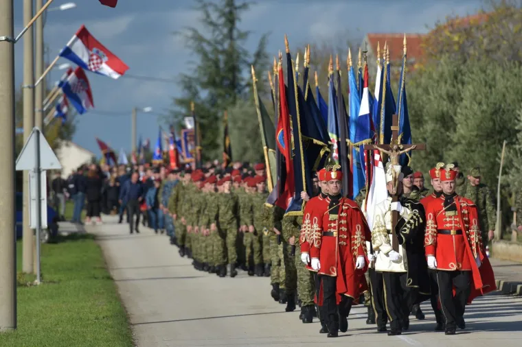 KOLONA SJEĆANJA I U ŠKABRNJI: Na obljetnicu stradavanja hrvatskih branitelja i civila položili vijence i zapalili svijeće