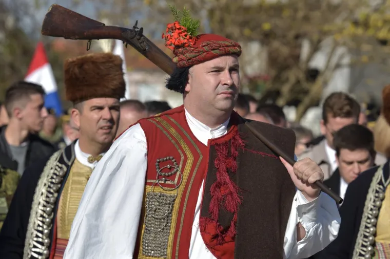 KOLONA SJEĆANJA I U ŠKABRNJI: Na obljetnicu stradavanja hrvatskih branitelja i civila položili vijence i zapalili svijeće
