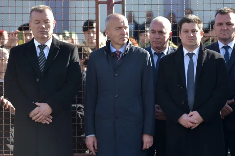 KOLONA SJEĆANJA I U ŠKABRNJI: Na obljetnicu stradavanja hrvatskih branitelja i civila položili vijence i zapalili svijeće