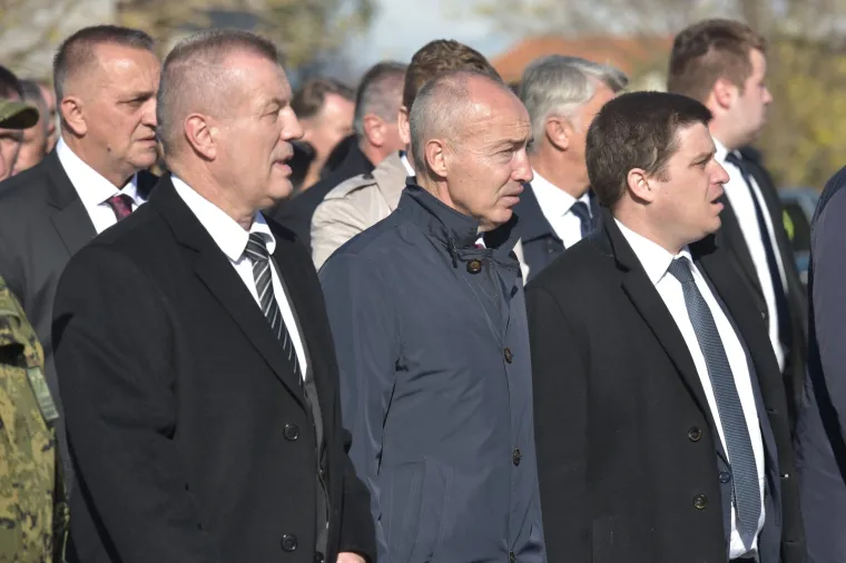 KOLONA SJEĆANJA I U ŠKABRNJI: Na obljetnicu stradavanja hrvatskih branitelja i civila položili vijence i zapalili svijeće