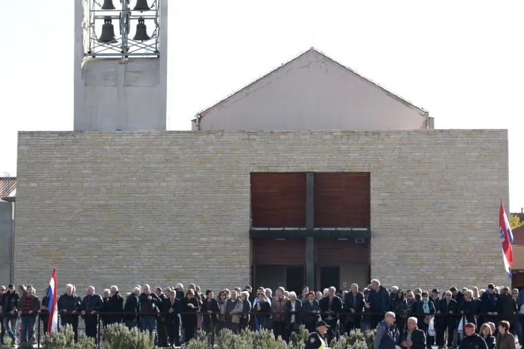 KOLONA SJEĆANJA I U ŠKABRNJI: Na obljetnicu stradavanja hrvatskih branitelja i civila položili vijence i zapalili svijeće