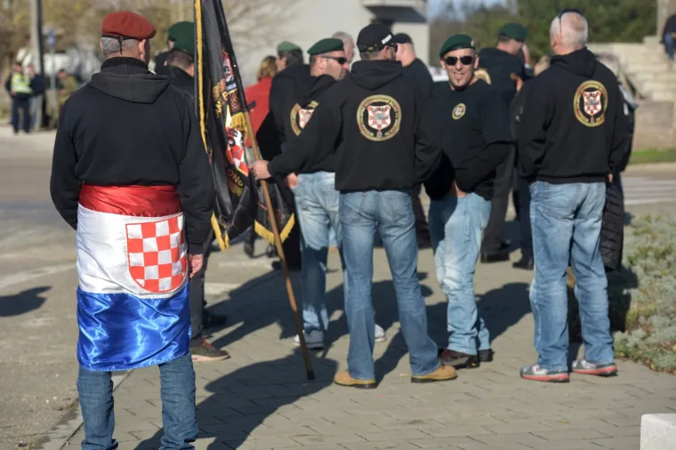 KOLONA SJEĆANJA I U ŠKABRNJI: Na obljetnicu stradavanja hrvatskih branitelja i civila položili vijence i zapalili svijeće