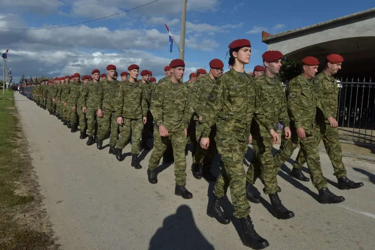 KOLONA SJEĆANJA I U ŠKABRNJI: Na obljetnicu stradavanja hrvatskih branitelja i civila položili vijence i zapalili svijeće