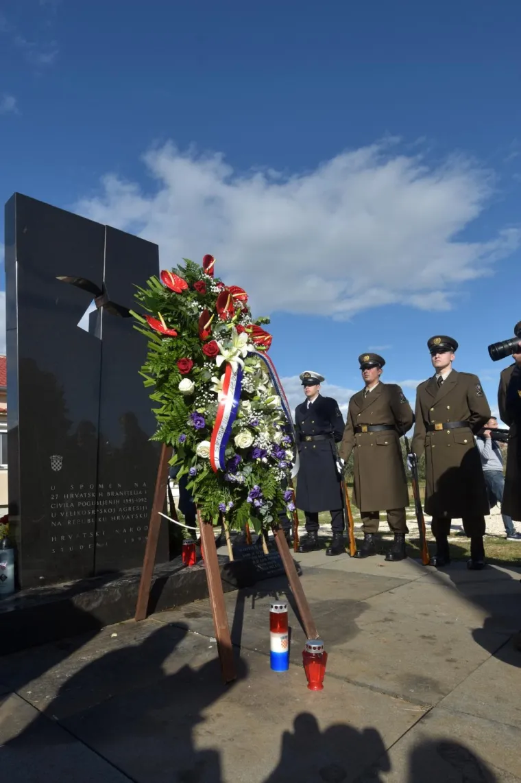 KOLONA SJEĆANJA I U &Scaron;KABRNJI: Na obljetnicu stradavanja hrvatskih branitelja i civila položili vijence i zapalili svijeće