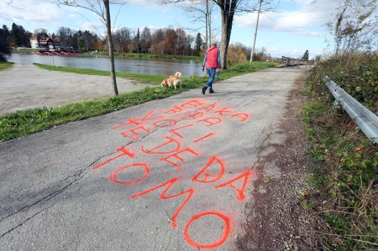 Grafit s ljubavnom porukom "Baka Biba voli te deda Tomo" osvanuo je na cesti kod drvenog mosta na Korani u Karlovcu.