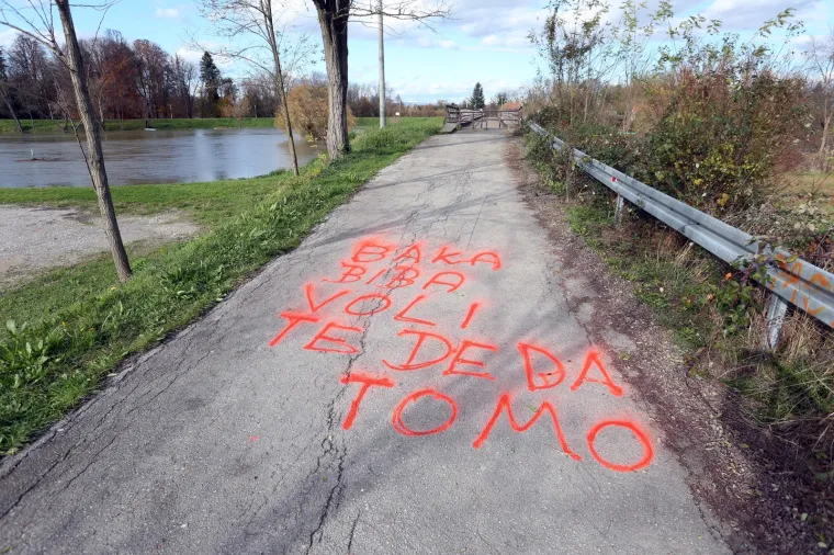 ROMANTIKA KRAJ DRVENOG MOSTA NA KORANI: Ne znamo tko je baka Biba, ali deda Tomo je jako voli