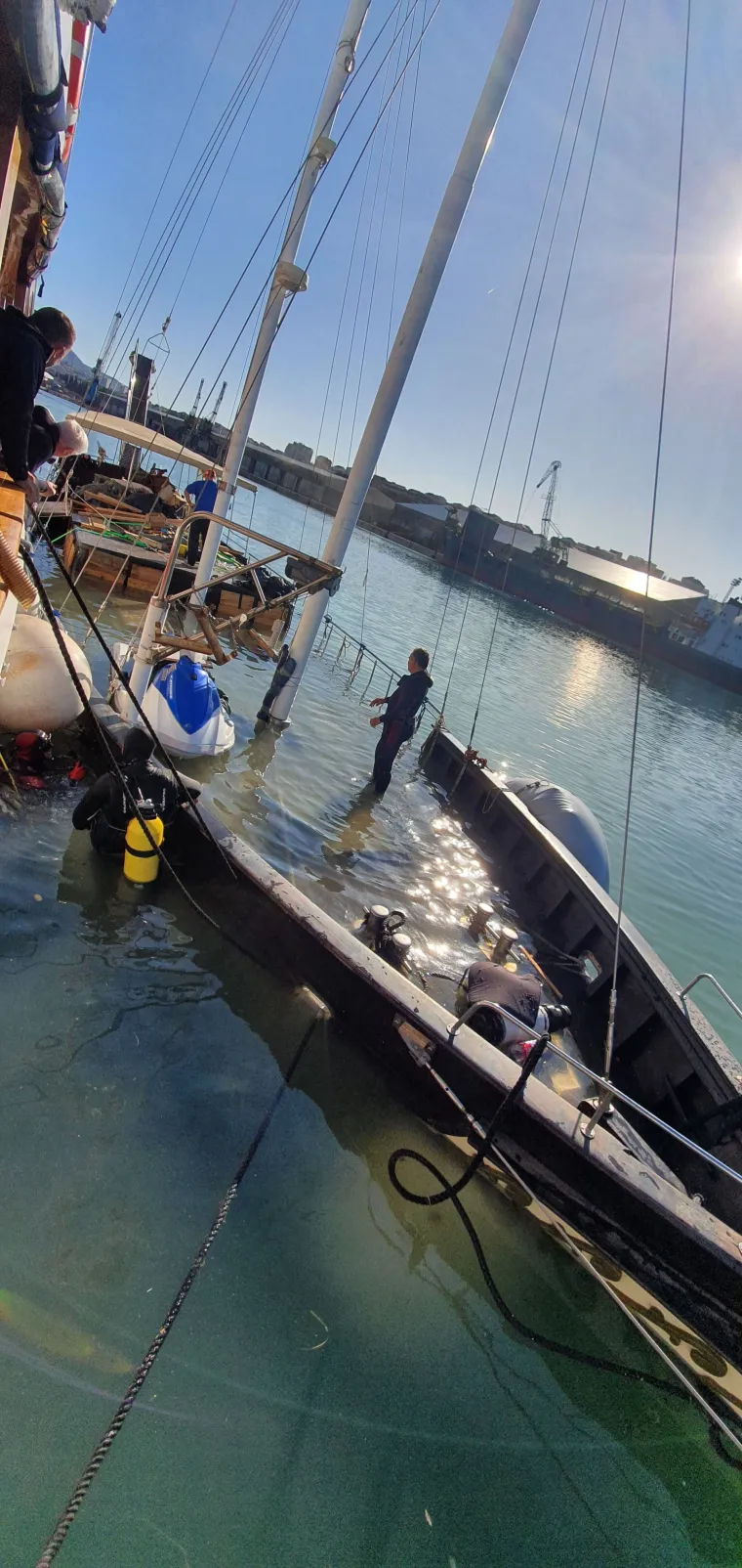 Jedrilica potonula u olujnom nevremenu u Splitu: Požrtvovni ronioci izvadili je iz mora