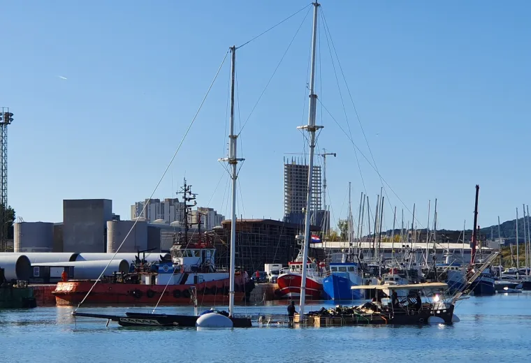 Jedrilica potonula u olujnom nevremenu u Splitu: Požrtvovni ronioci izvadili je iz mora