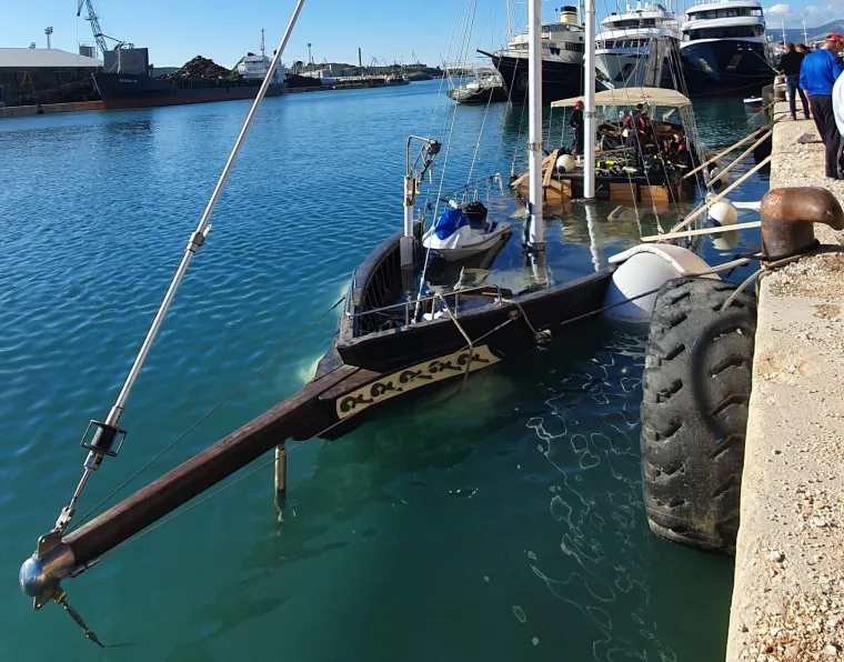 Jedrilica potonula u olujnom nevremenu u Splitu: Požrtvovni ronioci izvadili je iz mora