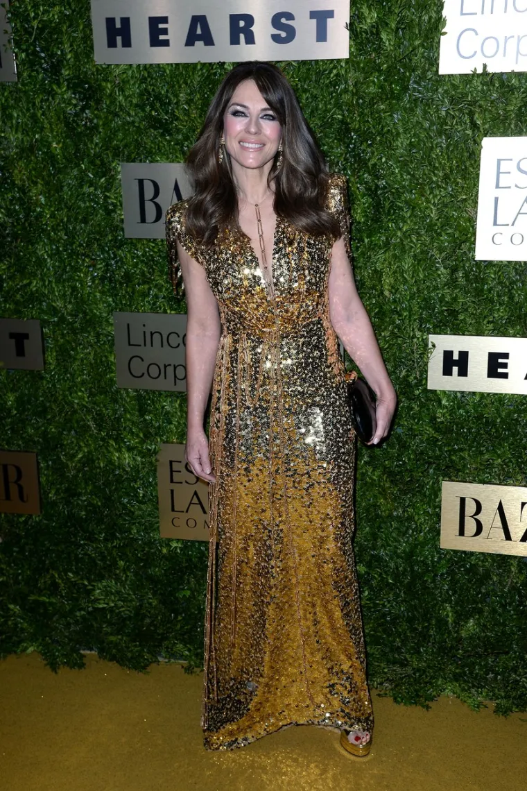 Liz Hurley dugo je bila tiha patnja muškaraca diljem svijeta, zbog svojih dugih nogu te zavodljivih očiju i osmijeha koji obara. Popularna glumica ni danas, u 55. godini života, ništa manje ne ostavlja bez daha. Foto:SplashNews.com / Splash / Profimedia